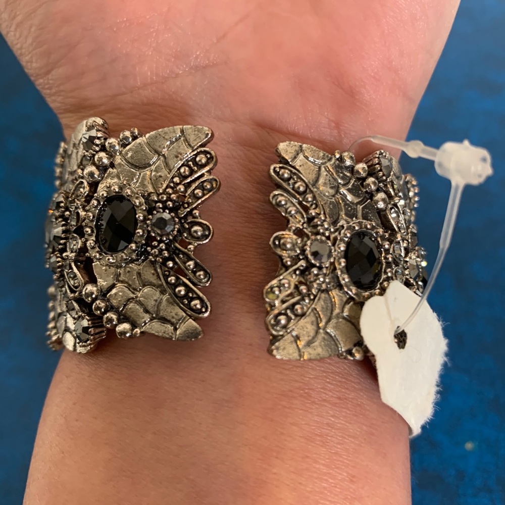 Cuff - Picture 5 of 7